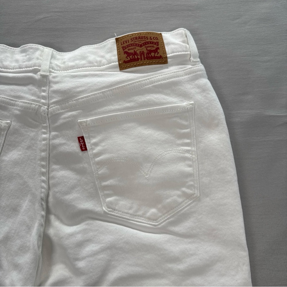 Levi’s Bermuda Jean Shorts Womens 31 White Floral Embroidery Stretch Jorts EUC - Picture 5 of 12